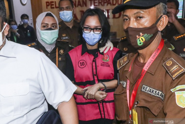 Tersangka kasus suap pengurusan pengajuan fatwa bebas Mahkamah Agung (MA) untuk membebaskan Djoko Tjandra, Pinangki Sirna Malasari (baju tahanan). (ANTARA FOTO/GALIH PRADIPTA)