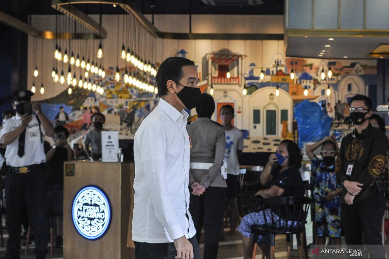 Presiden Joko Widodo (tengah) meninjau salah satu pusat fasilitas publik di Bekasi, Jawa Barat. ANTARA FOTO/ Fakhri Hermansyah/hp.