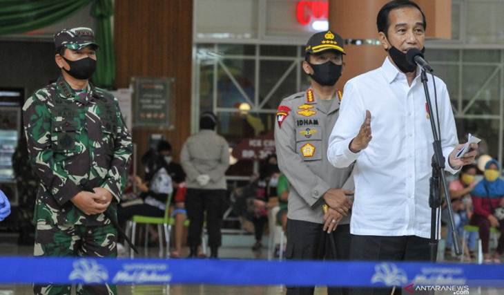 Jokowi Turunkan Lebih Banyak Tentara dan Polisi di Jawa Timur