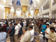 Ribuan Jamaah Ikuti Salat Tarawih 23 Rakaat di Masjid Sheikh Zayed Solo