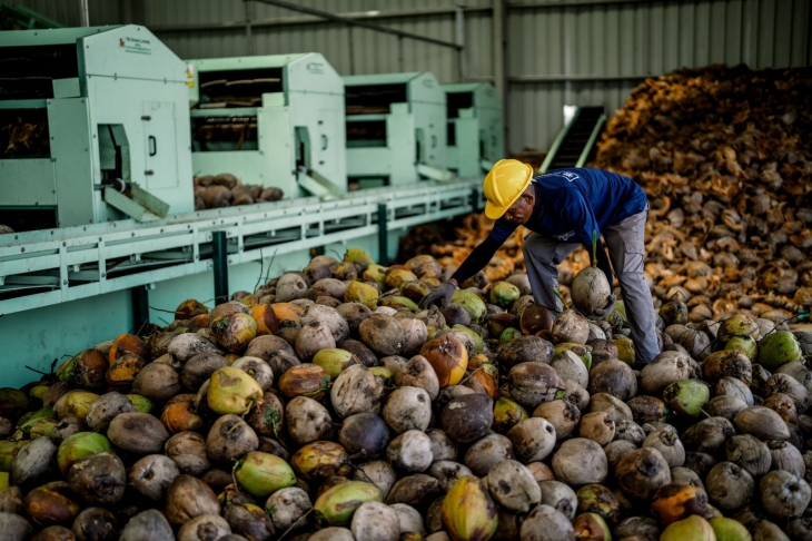 Pabrik Dewacoco mengolah limbah sabut kelapa menjadi bahan bakar terbarukan