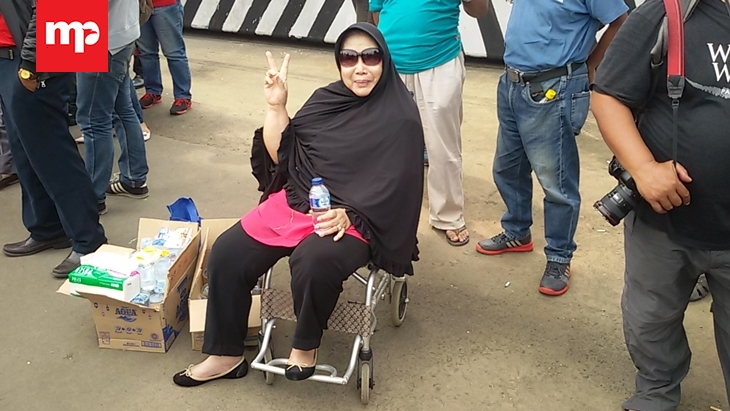 Demi Ahok, Nenek Berkursi Roda Rela Sambangi Mako Brimob