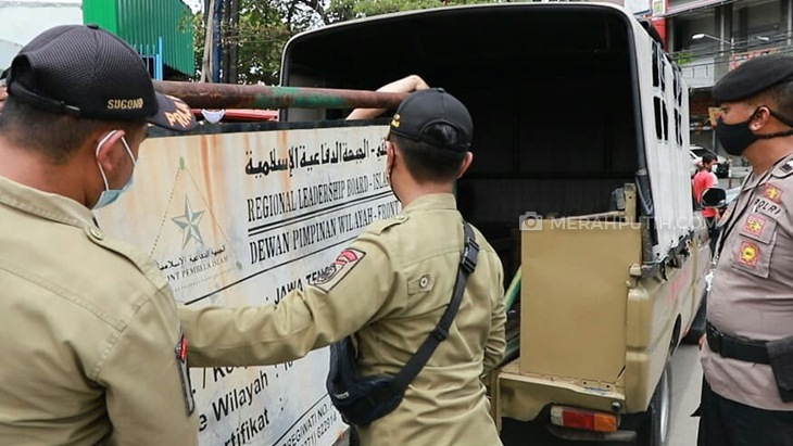 Tim Gabungan Turunkan Papan Nama Kantor DPW FPI Surakarta