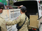 Tim Gabungan Turunkan Papan Nama Kantor DPW FPI Surakarta