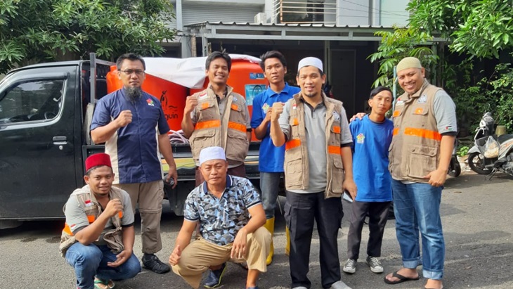 Banjir Tak Pandang Agama, Attaufiq Bergerak Bersihkan Semua Tempat Ibadah