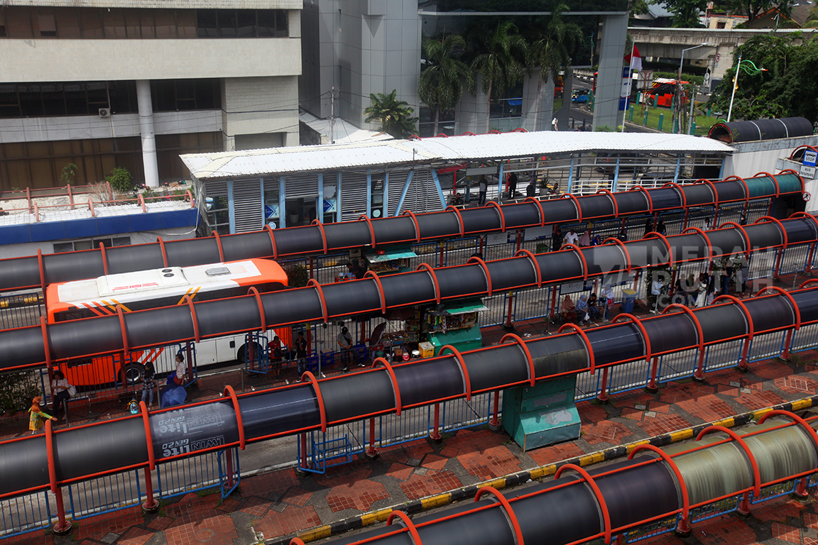Suasana aktivitas penumpang menunggu kedatangan  bus di Terminal Blok-M di Jakarta, Rabu (8/1/2025).