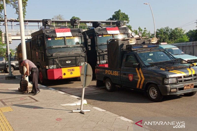 Ribuan Aparat Jaga Gedung MPR/DPR dari Kepungan Buruh