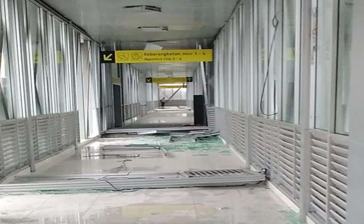 Skybrigde Terminal Tirtonadi-Stasiun Balapan hancur diterjang angin ribut