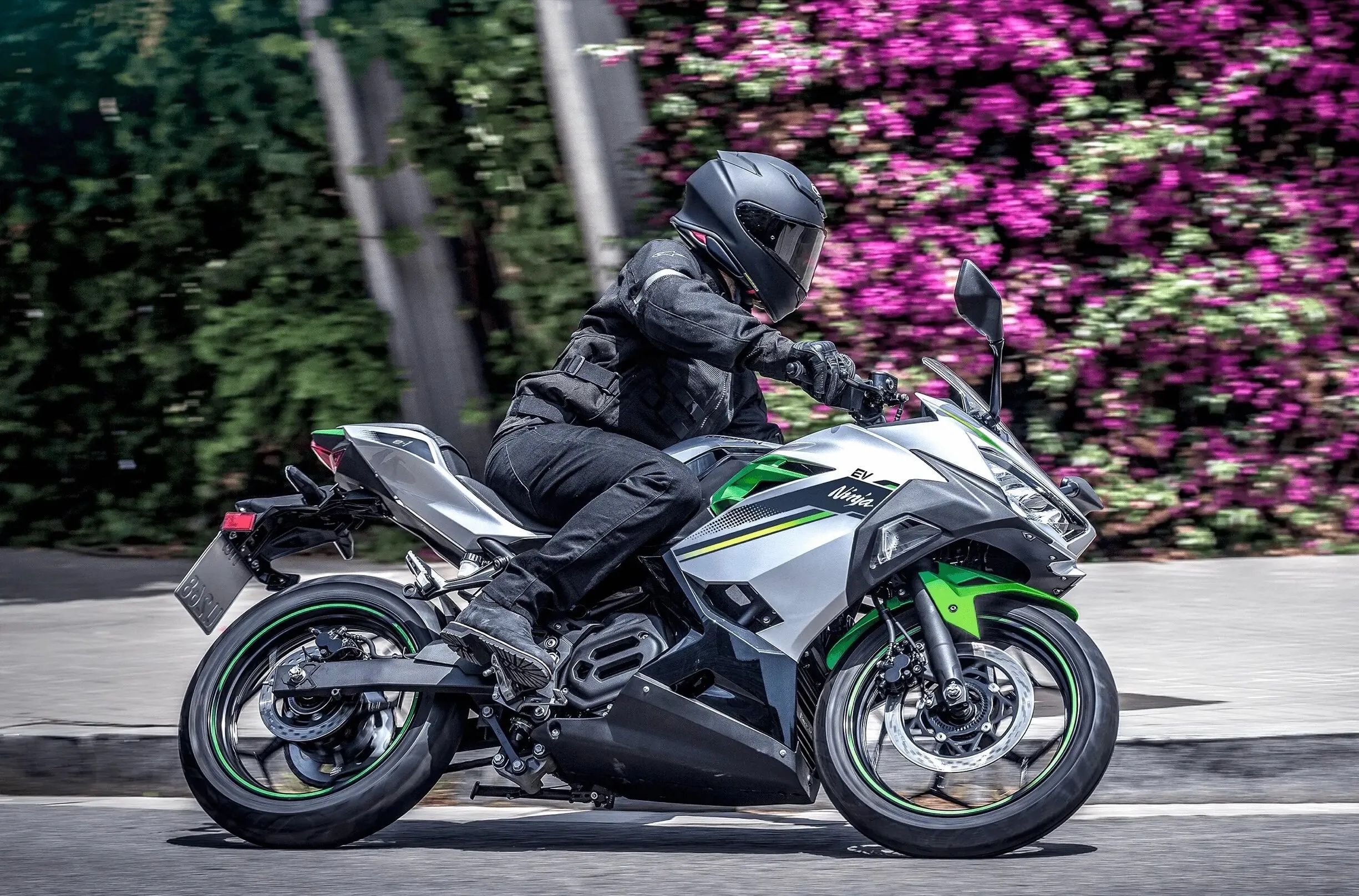 Dibandrol Rp 139,7 Juta, Beda Spek Motor Listrik Kawasaki Ninja E-1 Sama Saudaranya Versi Bensin