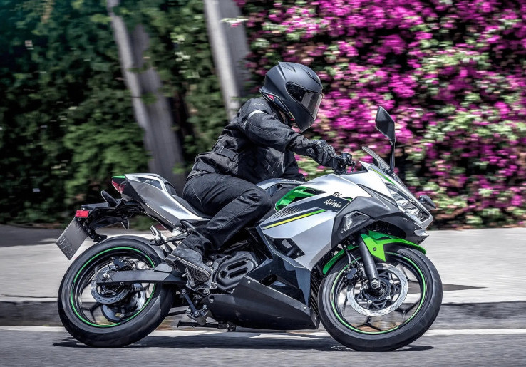 Dibandrol Rp 139,7 Juta, Beda Spek Motor Listrik Kawasaki Ninja E-1 Sama Saudaranya Versi Bensin