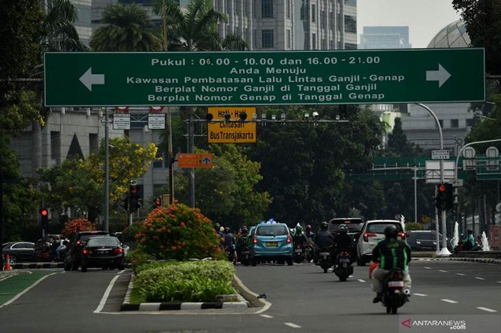Sejumlah kendaraan berhenti saat lampu merah di dekat kawasan aturan ganjil-genap, Jalan Medan Merdeka Selatan, Jakarta, Sabtu (6/6/2020). ANTARA FOTO/Sigid Kurniawan/hp. (ANTARA FOTO/SIGID KURNIAWAN)