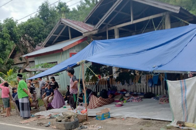 Pengungsi yang masih berada di tenda pengungsian dan belum kembali ke rumahnya setelah lima hari gempa terjadi (20/01/2021) ANTARA Foto/M Faisal Hanapi