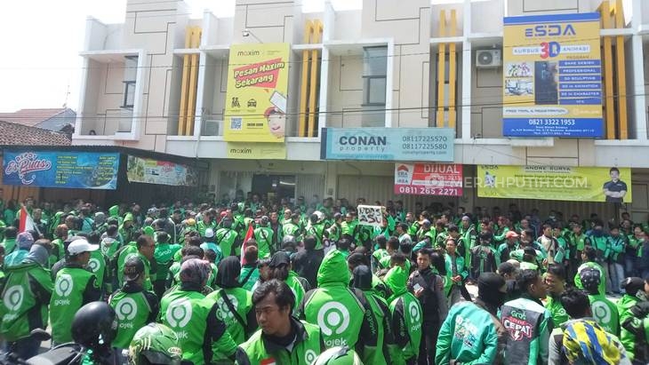  Ratusan driver Gojek dan Grab menggelar aksi unjuk rasa di kantor Maxim Solo, Jalan RM Sangaji, Kelurahan Gajahan, Kecamatan Pasar Kliwon, Solo, Jawa Tengah, Senin (16/12). (MP/Ismail)