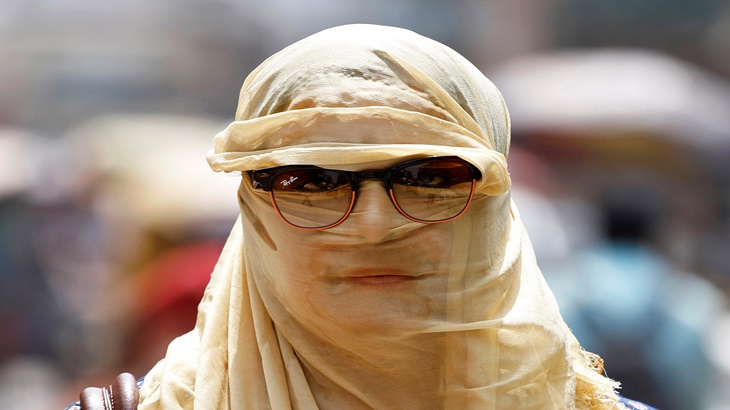 Masker penangkal debu di New Delhi
