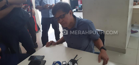 Pengamat Politik Rocky Gerung menilai masuknya jenderal polisi ke seleksi capim KPK tidak terlepas dari perintah Presiden Jokowi