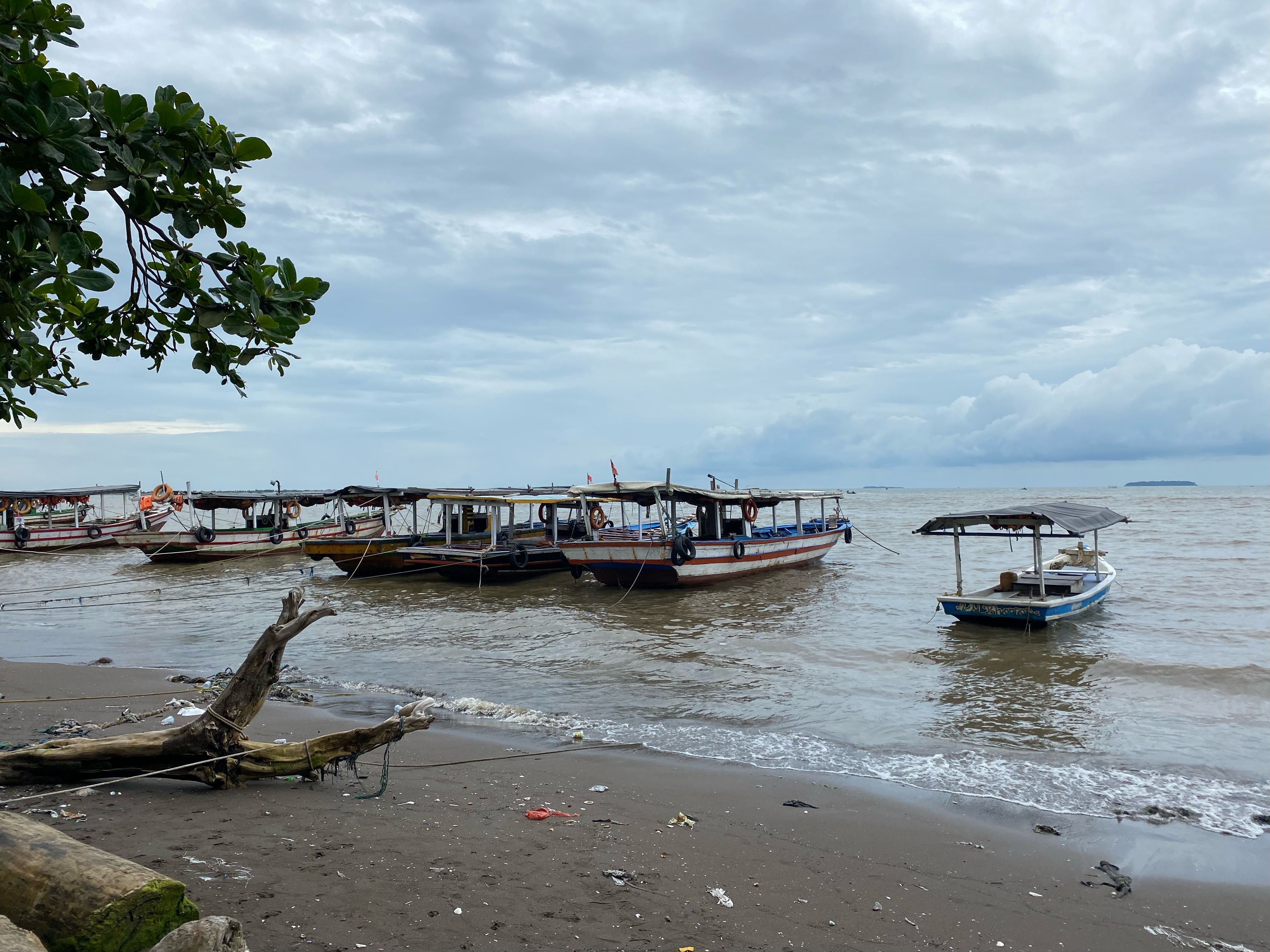 Nelayan Ketiban Rezeki Jutaan Rupiah Antar Penumpang Menuju Lokasi Pagar Laut