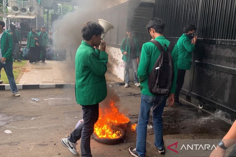 Mahasiswa Bentrok Dengan Aparat di DPR, Arus Lalu Lintas Ditutup