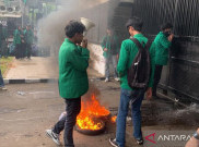 Mahasiswa Bentrok Dengan Aparat di DPR, Arus Lalu Lintas Ditutup