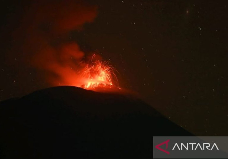 Abu Erupsi Lewotolok Lumpuhkan Bandara Wunopito, Penerbangan Ditutup Mulai Hari Ini