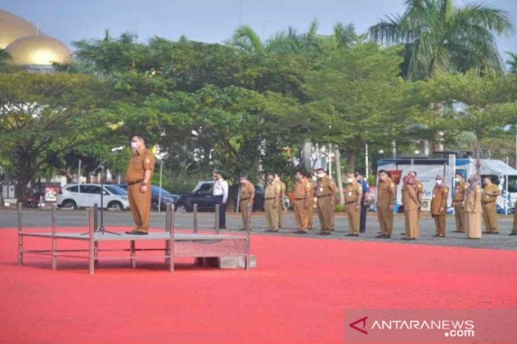 Asisten Administrasi Umum Kabupaten Bekasi Edi Rochyadi memimpin apel pagi perdana selama pandemi COVID-19 di lingkungan Pemerintah Kabupaten Bekasi, Jabar, Senin (13/7/2020). (FOTO ANTARA/Pradita Kurniawan Syah).