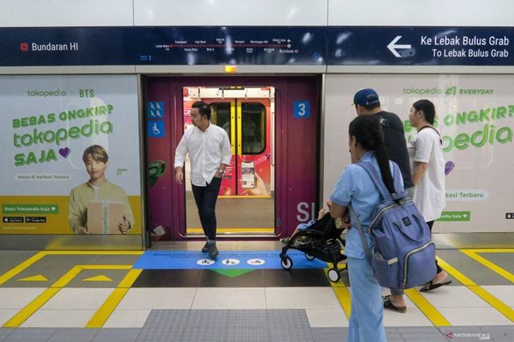 Sejumlah penumpang antre memasuki kereta Mass Rapid Transit (MRT) di Stasiun Dukuh Atas, Jakarta. ANTARA FOTO/M Risyal Hidayat/ama. (ANTARA FOTO/M RISYAL HIDAYAT)
