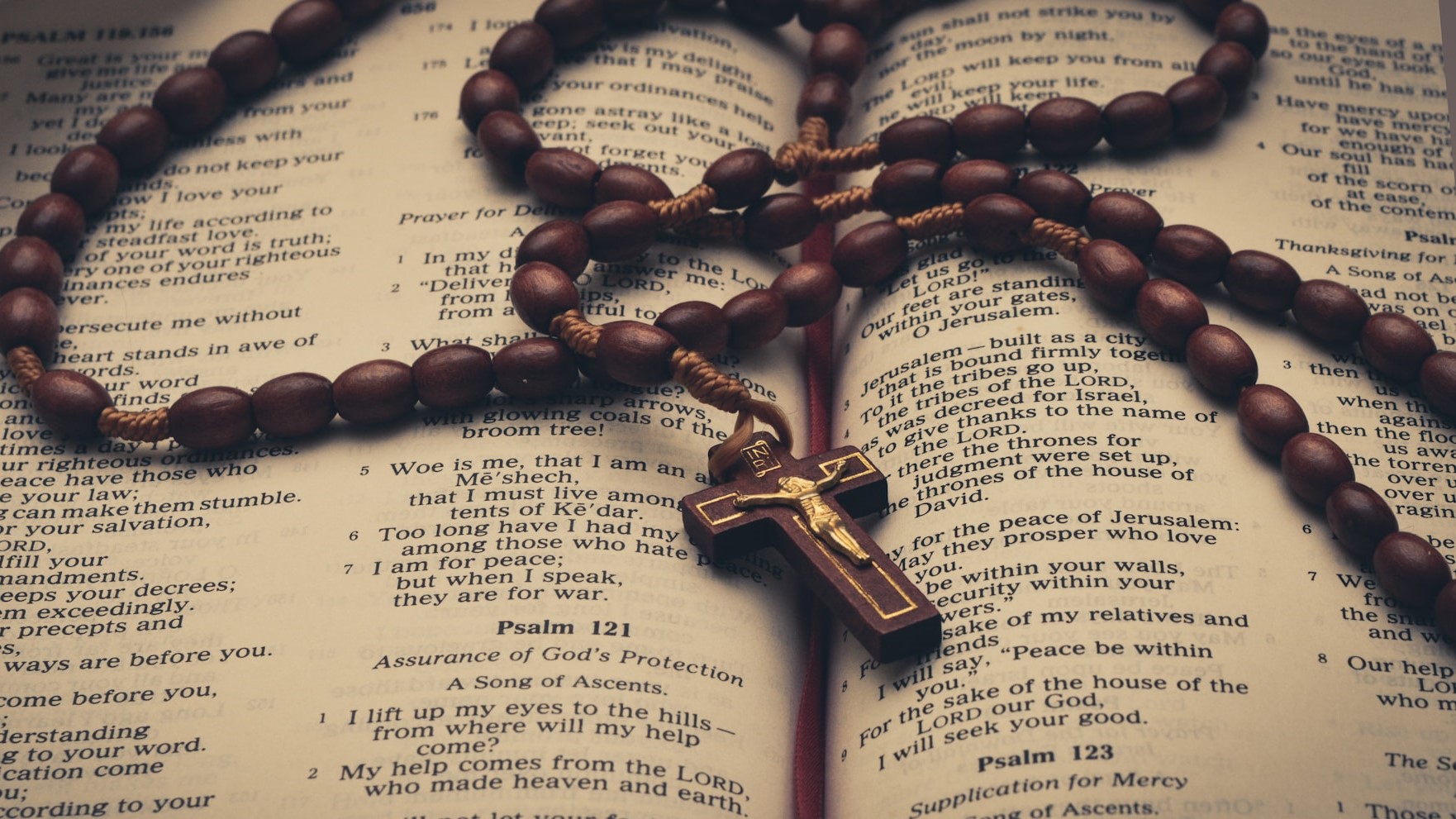 Doa Rosario dilakukan sebagai bentuk permohonan doa dan perantaran Bunda Maria. (Foto: Unsplash/Anuja Tilj)