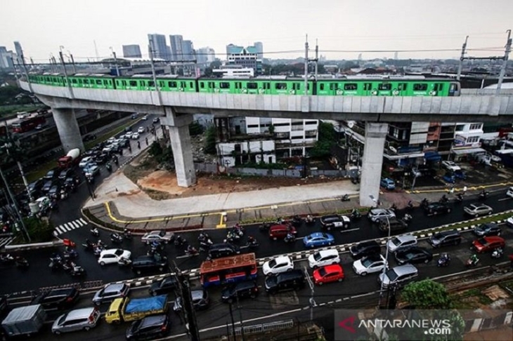 Rangkaian kereta Moda Raya Terpadu (MRT) Lebak Bulus-Bundaran HI melintas di Stasiun Fatmawati, Jakarta. ANTARA FOTO/Rivan Awal Lingga/foc/pri