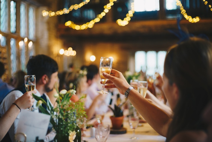 Apa benar pengusaha lebih mudah mendapatkan restu dibandingkan musisi? (Foto Unsplash/Alasdair Elmes) 