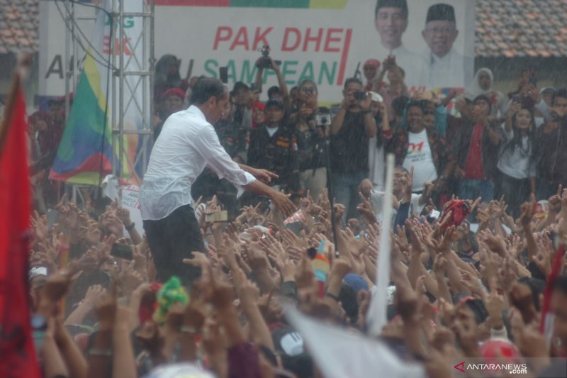  Kampanye Terbuka 2019: Jokowi Hujan-hujanan, Prabowo Dikabarkan Sakit