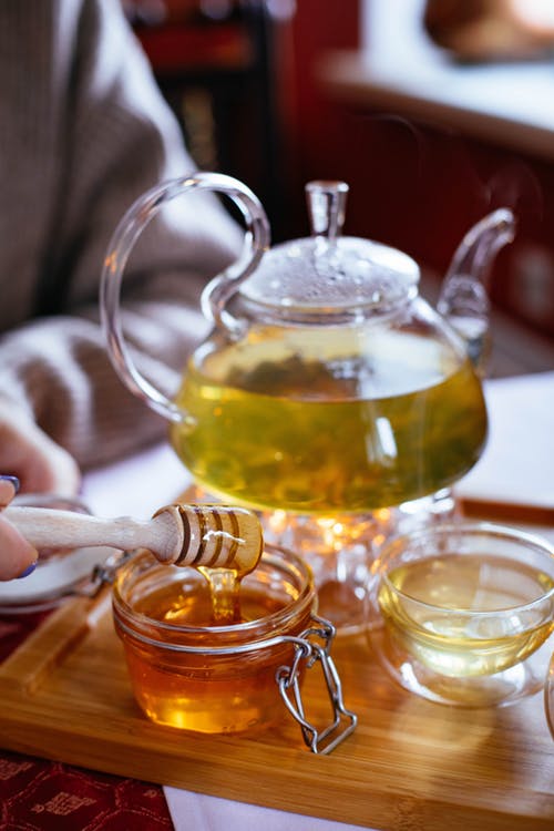 Mengomsumsi air lemon dan madu bisa meningkatkan daya tahan tubuh (Foto: pexels/valeria boltneva)