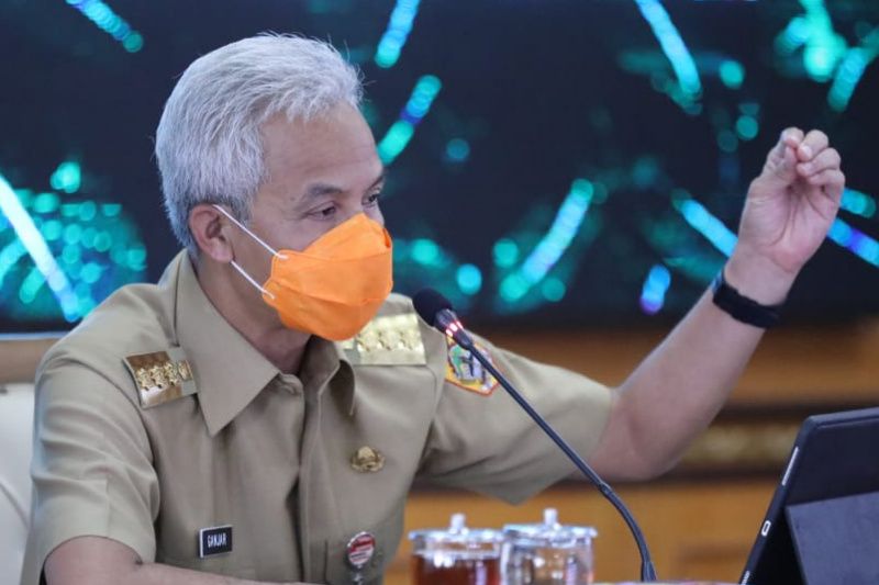 Gubernur Jawa Tengah Ganjar Pranowo saat memimpin Rapat Evaluasi Penanganan COVID-19 di kantor Gubernur Jateng, Semarang, Senin (11/10). ANTARA/HO-Humas Pemprov Jateng