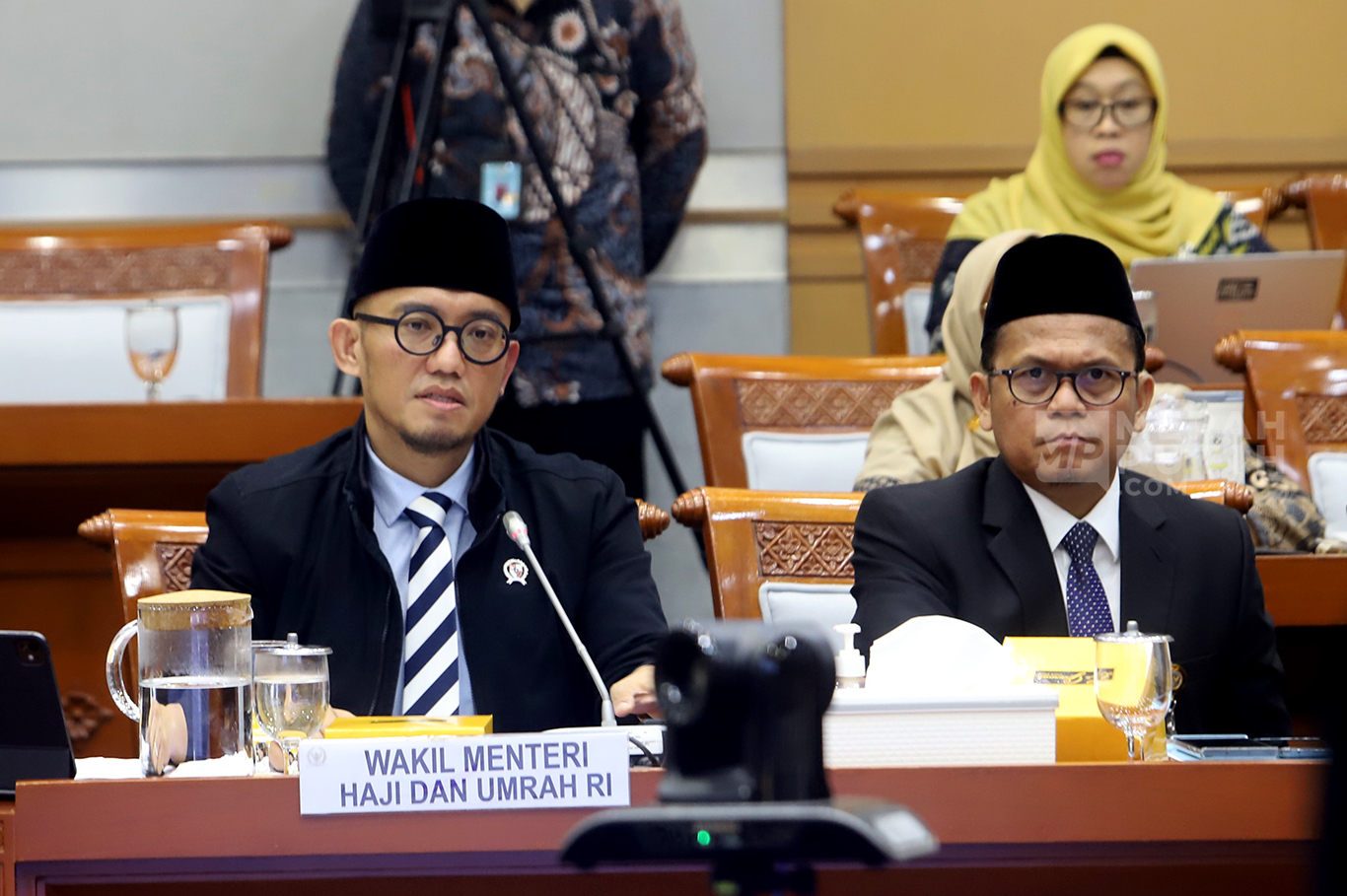 Wakil Menteri Haji dan Umrah Dahnil Anzar Simanjuntak (kiri), bersama sejumlah pejabat mengikuti Rapat Panitia Kerja (Panja) Haji 2026, di ruang Komisi VIII DPR, di Gedung Nusantara II, Kompleks Parlemen, Senayan, Jakarta, Selasa (28/10/2025).