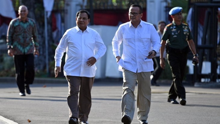 Ketua Umum Partai Gerindra Prabowo (kiri) didampingi Wakil Ketua Umum Edhy Prabowo berjalan memasuki kompleks Istana Kepresidenan, Jakarta, Senin (21/10/2019). ANTARA FOTO/Wahyu Putro A/foc.