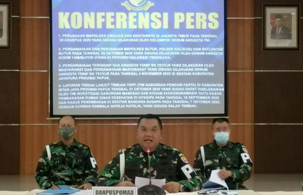Komandan Puspomad Letjen TNI Dodik Widjanarko saat memberikan keterangan pers di Markas Puspomad, Jakarta, Kamis (12/11). (ANTARA/Syaiful Hakim)