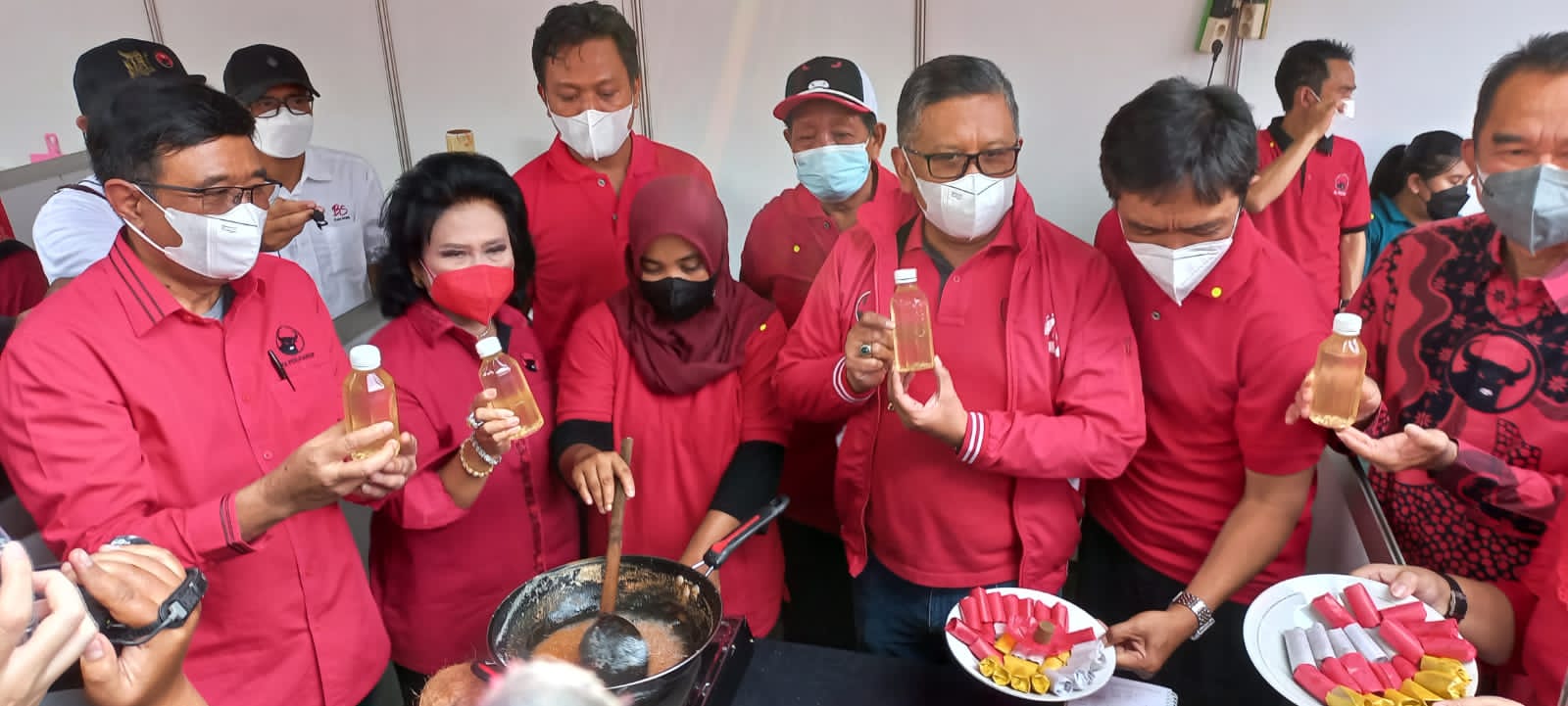 Sekjen DPP PDI Perjuangan Hasto Kristiyanto di acara demonstrasi memasak tanpa minyak goreng yang digelar di Sekolah Partai PDI Perjuangan, Lenteng Agung, Jakarta Selatan, Senin (28/3). Foto: Humas PD