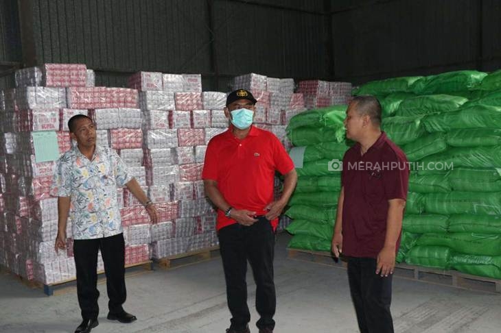 Wali Kota Solo FX Hadi Rudyatmo mengecek gudang logistik dalam penganan COVID-19, Jumat (3/4). (MP/Ismail)