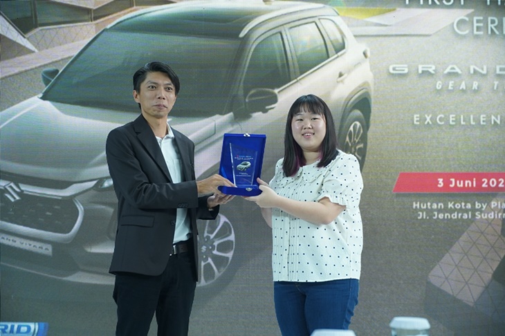 Suzuki Resmi Serahkan Grand Vitara ke Konsumen