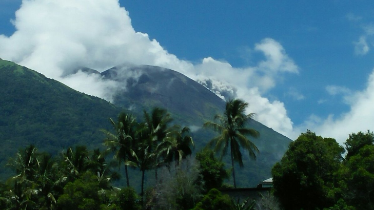 Gunung Gamalama di Ternate Erupsi
