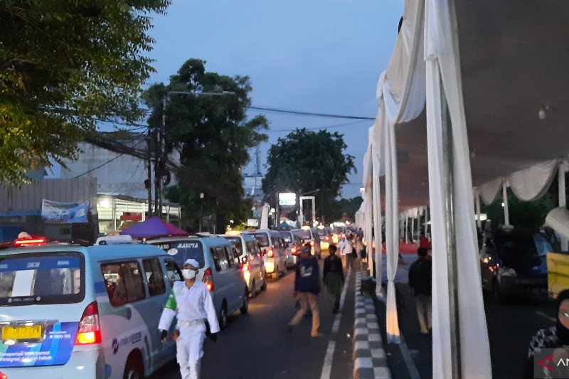 Langgar Prokes, Simpatisan FPI Dihukum Nyapu Jalanan