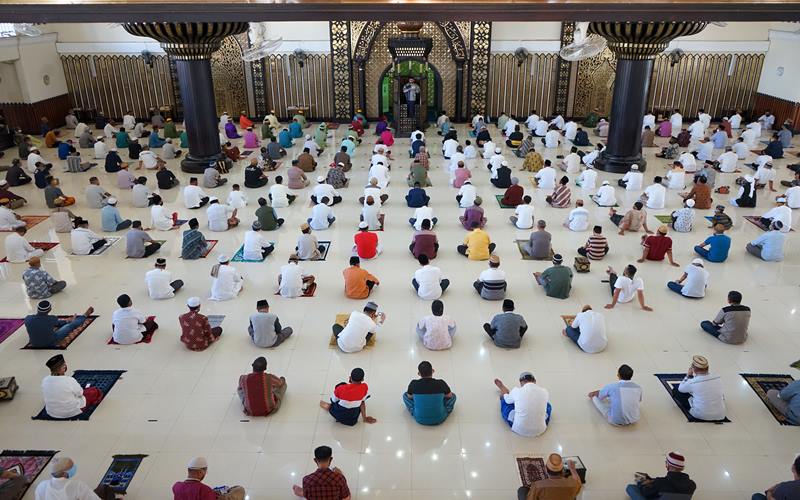 Sejumlah umat Islam menunaikan salat Jumat berjamaah dengan menerapkan jaga jarak di Masjid Baiturrahman Limboto, Kabupaten Gorontalo, Gorontalo, Jumat (5/6/2020). Masjid di daerah itu mulai menggelar ibadah shalat Jumat dengan menerapkan protokol kesehatan secara ketat menjelang penerapan tatanan hidup normal baru di Provinsi Gorontalo. ANTARA FOTO/Adiwinata Solihin - wsj.