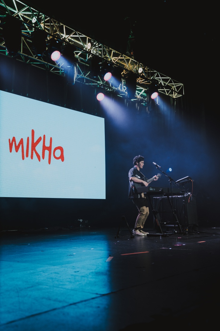 Tampil Pertama Kali di Singapura, Mikha Angelo Lakukan Live Looping