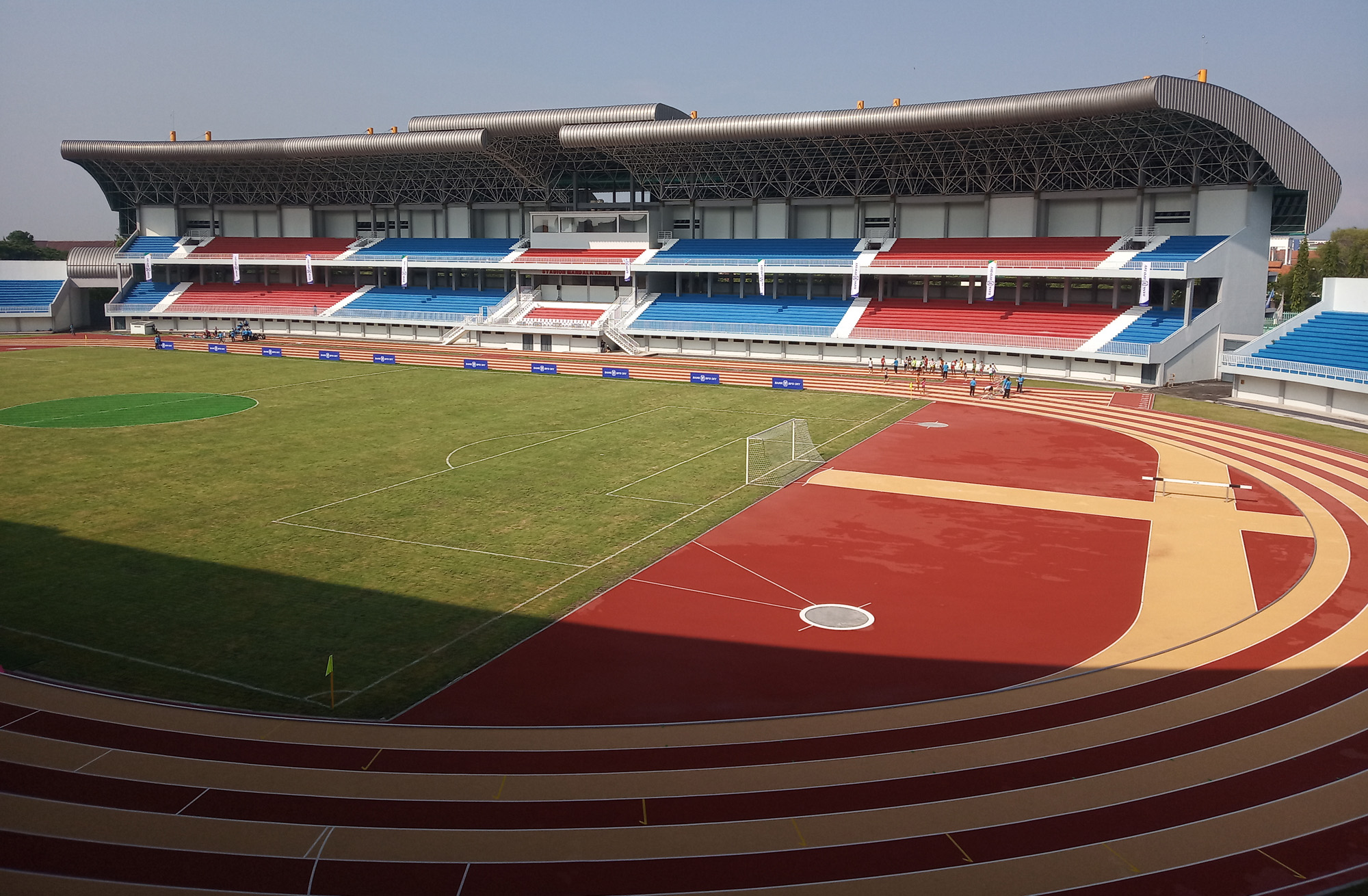 View tribun barat jika dilihat dari tribun atas timur. Terlihat lintasan atlet dengan delapan track yang memenuhi standar internasional. (BolaSkor.com/Al Khairan Ramadhan)