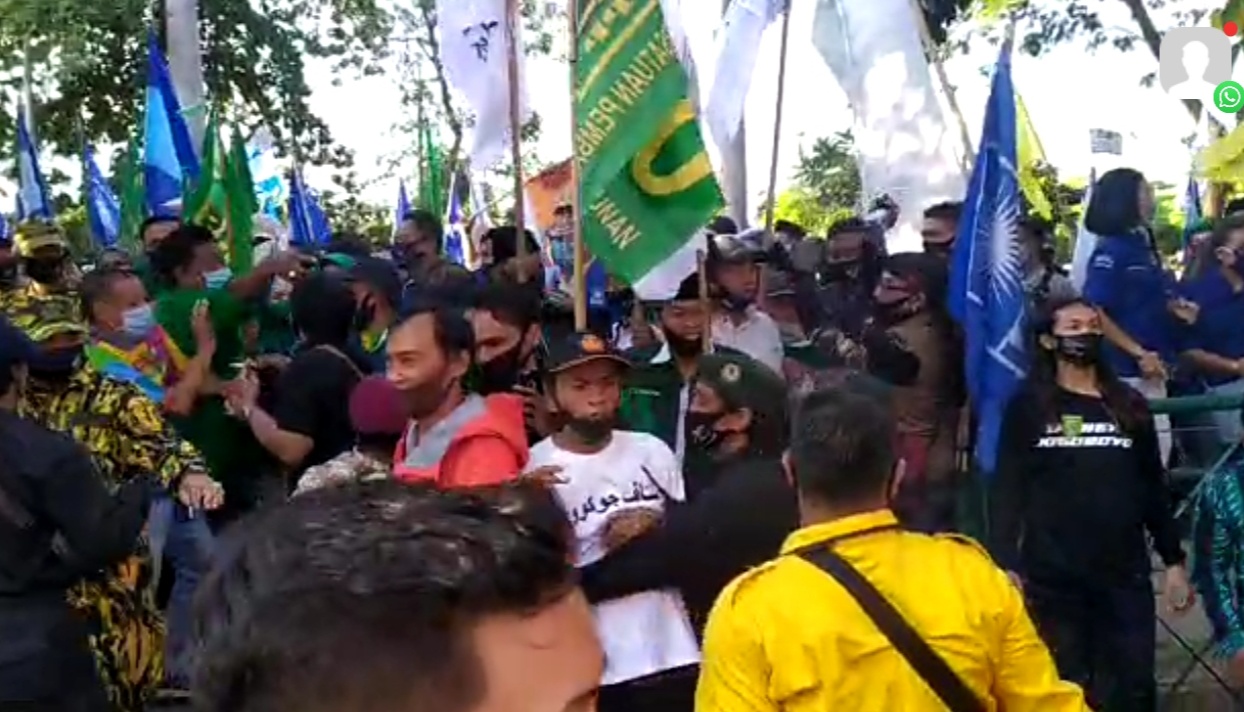 Massa simpatisan dari delapan partai pendukung bakal pasangan calon wali kota dan wakil wali Kota Surabaya, Machfud Arifin-Mujiaman (MAJU), tampak memadati depan gedung KPU Surabaya, Jalan Aditiya Warman.