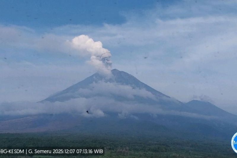 Gunung Semeru 4 Kali Erupsi hingga Minggu Sore, Tinggi Letusan sampai 1 Km