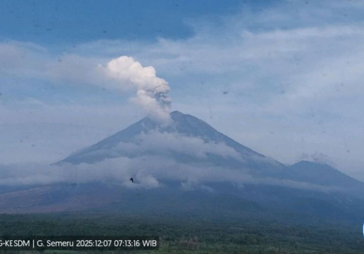 Gunung Semeru 4 Kali Erupsi hingga Minggu Sore, Tinggi Letusan sampai 1 Km