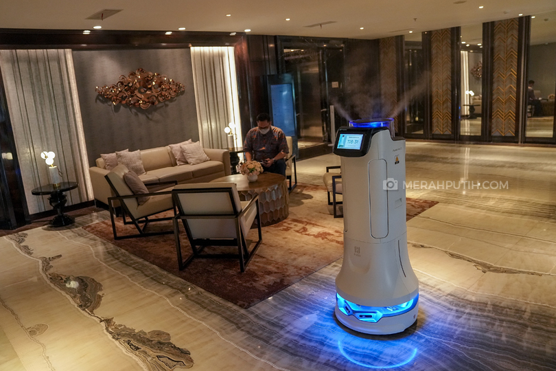 Utamakan Kenyamanan Tamu, Hotel JHL Solitaire Gunakan Robot Disinfektan Untuk Cegah Virus