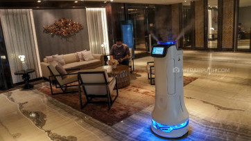 Utamakan Kenyamanan Tamu, Hotel JHL Solitaire Gunakan Robot Disinfektan Untuk Cegah Virus