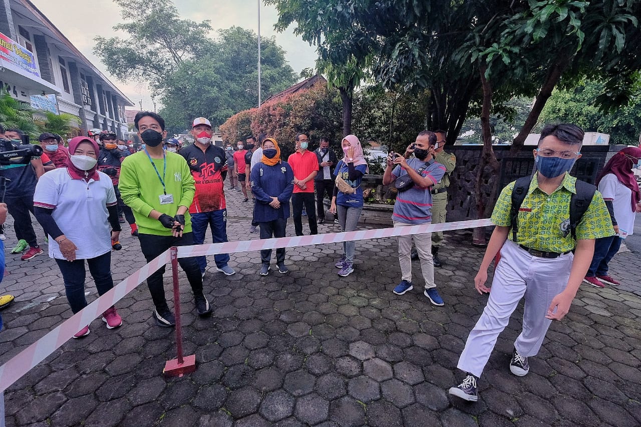 Wali Kota Solo, Gibran Rakabuming Raka meninjau ujo coba pembelajaran tatap muka di SMPN 4 Solo, Jumat (5/3). (MP/Ismail)