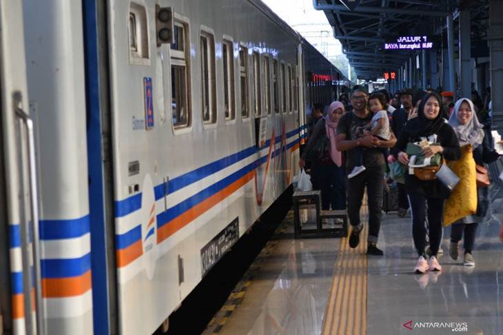 A passenger train at Senen Railway station, Jakarta. ANTARA FOTO/Aditya Pradana Putra/FA)