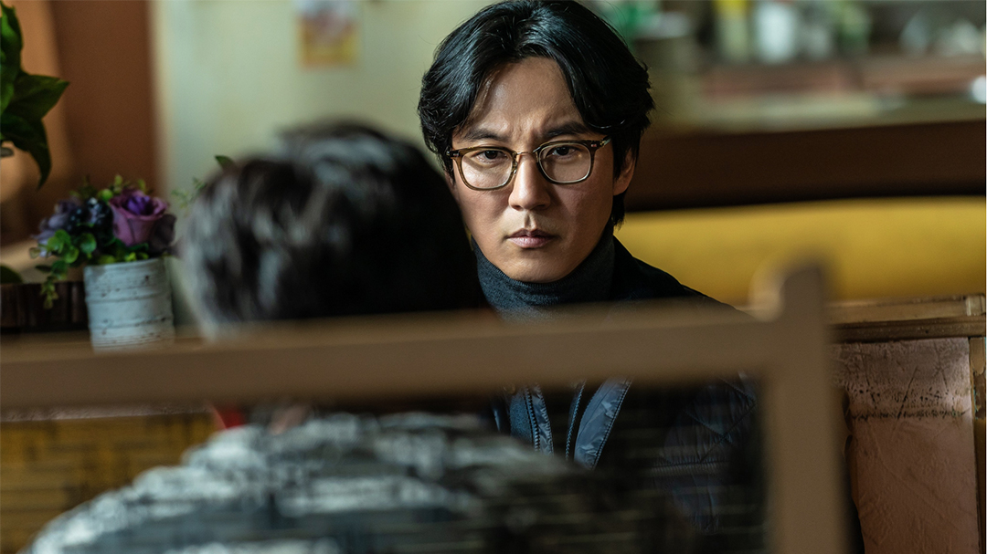 Setelah Perankan Pendeta Pemberang, Kim Nam-gil Jadi Penulis Novel Best Seller di ‘Nocturnal’